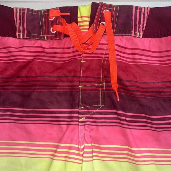 Under Armour Multi Color Loose Fit Board/Swim Shorts Size 32 - Picture 2 of 6